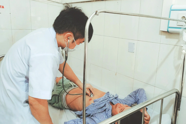 8 người nhập viện sau khi ăn tiết canh bê