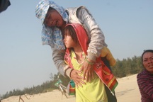 Đi cào ốc, hai phụ nữ bị sóng biển cuốn trôi