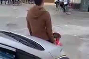 Tranh cãi về clip học sinh cấp 3 tỏ tình trước cổng trường