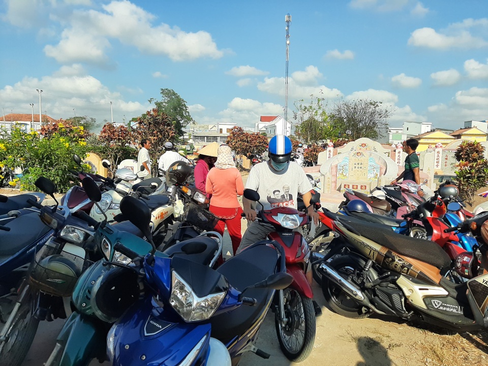 Bất chấp Covid-19, hàng trăm người vẫn tấp nập đi cúng Thanh minh - 4 Bất chấp Covid-19, hàng trăm người vẫn tấp nập đi cúng Thanh minh - 4