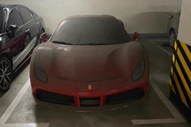 Người yêu ô tô tiếc cho "hàng hiếm" Ferrari 488 Spider phủ bụi tại Hà Nội