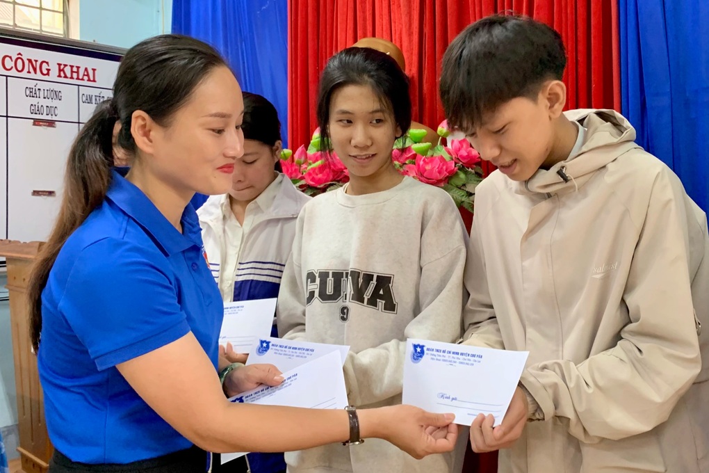 Các thầy giáo U50 quyết tâm thi đậu tốt nghiệp THPT - 3 Các thầy giáo U50 quyết tâm thi đậu tốt nghiệp THPT - 3