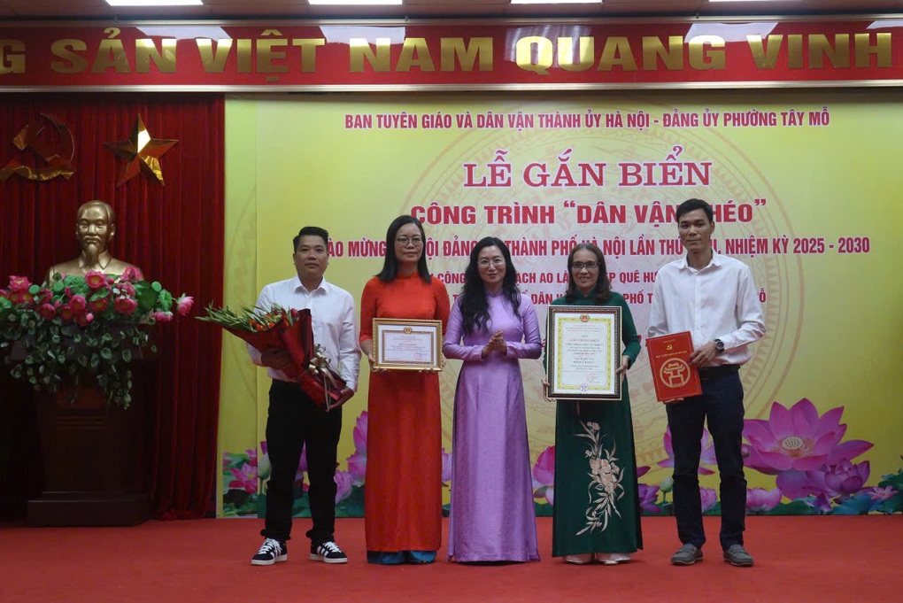 Hà Nội gắn biển công trình dân vận khéo chào mừng Đại hội Đảng bộ thành phố - 1