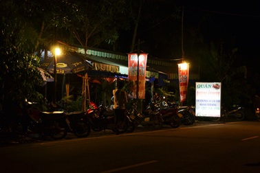 Hơn 40 hộ lấn chiếm bờ kênh mở quán nhậu