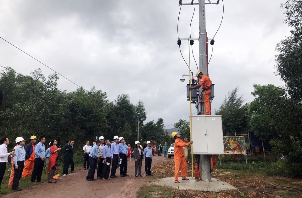 Người dân xóm đèn dầu cuối cùng ở Phú Yên vui mừng đón điện về làng - 1 Người dân xóm đèn dầu cuối cùng ở Phú Yên vui mừng đón điện về làng - 1