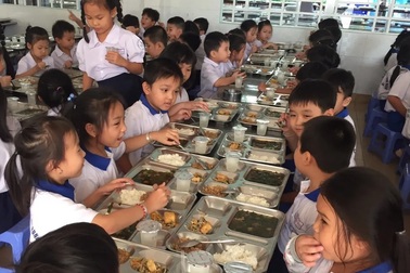 Xảy ra ngộ độc thực phẩm: Hiệu trưởng chịu trách nhiệm