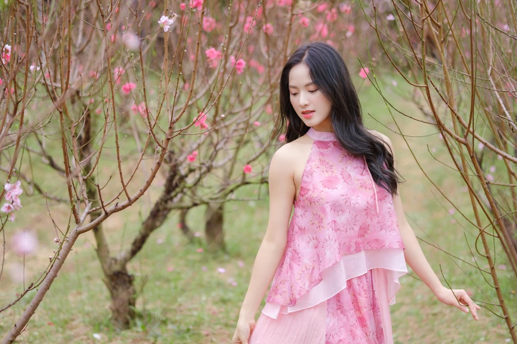 Vẻ ngoài quyến rũ khác trên phim của nữ y tá trong Đào, phở và piano - 2 Vẻ ngoài quyến rũ khác trên phim của nữ y tá trong Đào, phở và piano - 2