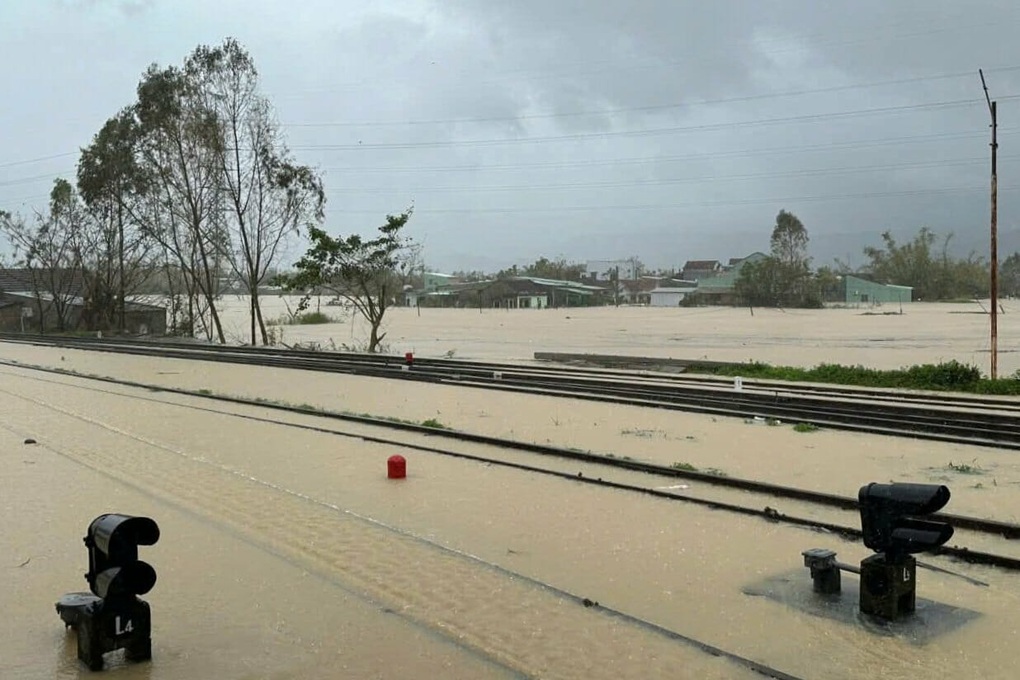 Cuộc sống ngày thứ 4 trên tàu Bắc - Nam của hành khách mắc kẹt do mưa lũ - 1