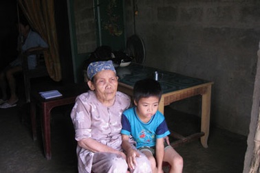 Bà cụ 81 tuổi và đứa cháu mồ côi