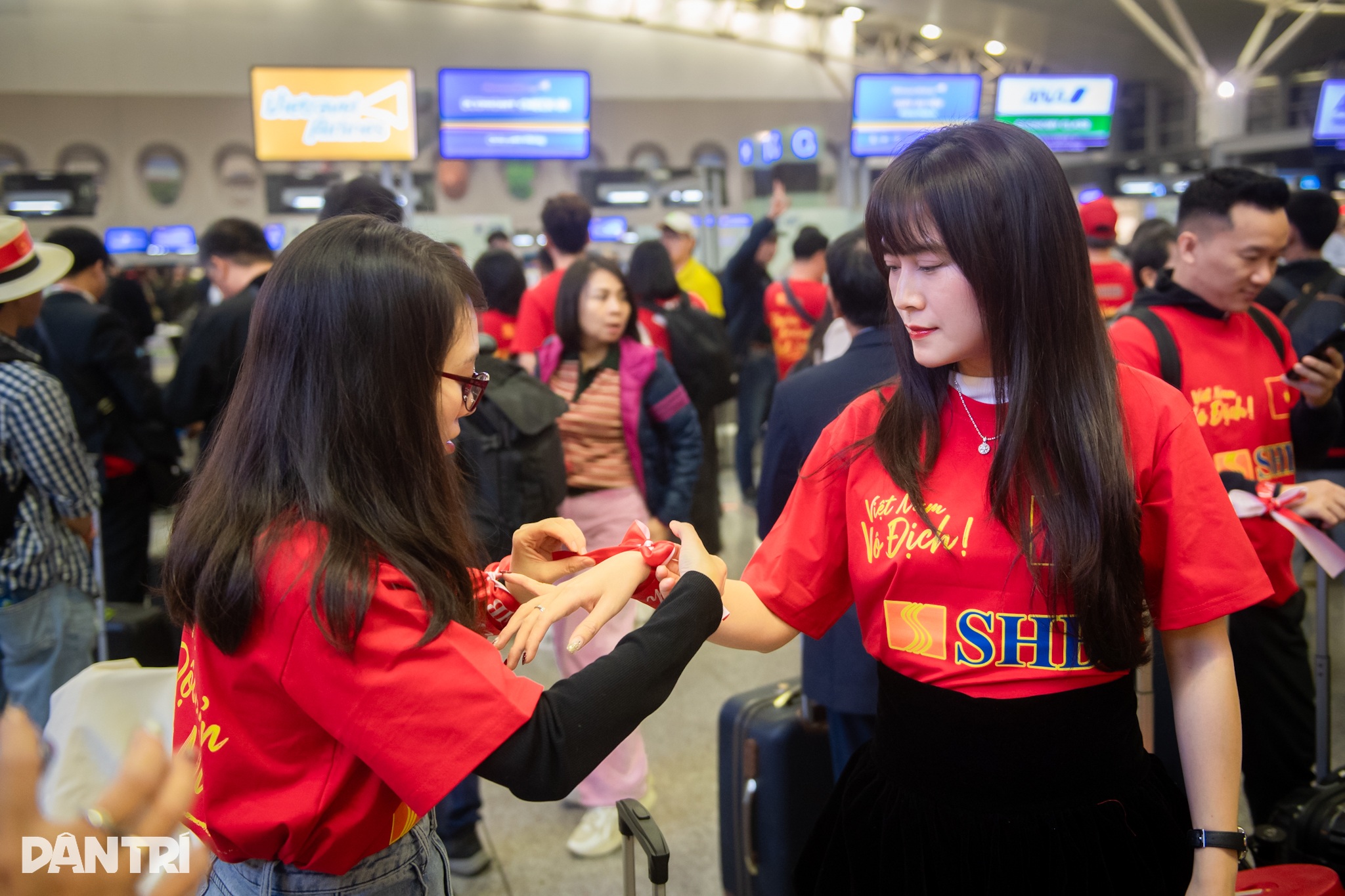 Hàng trăm cổ động viên bay sang Thái Lan tiếp lửa đội tuyển Việt Nam - 3 Hàng trăm cổ động viên bay sang Thái Lan tiếp lửa đội tuyển Việt Nam - 3
