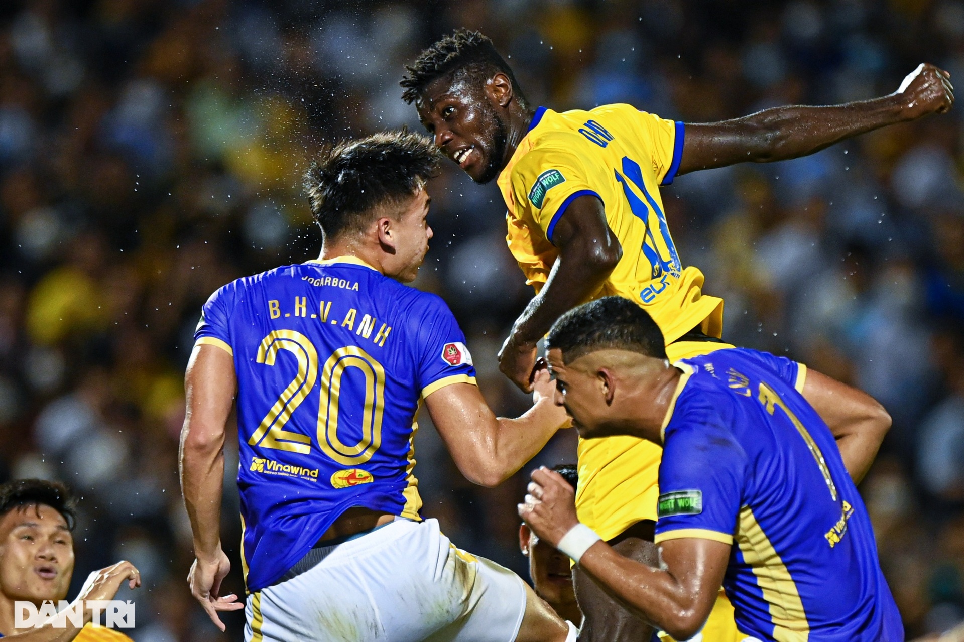 Văn Hậu trêu đùa Quế Ngọc Hải sau trận đại chiến trên sân Vinh - 4