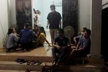 Bố mẹ ngã quỵ khi thấy thi thể 2 con nổi dưới ao