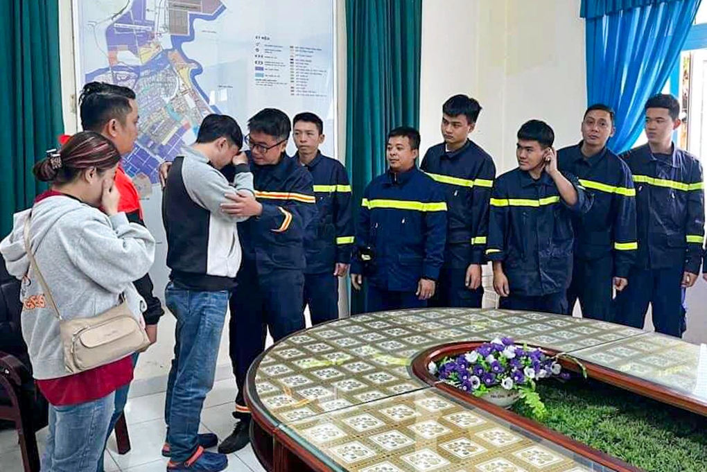 Phượt thủ nhớ tô mì nóng dưới vực sâu, xúc động ôm chầm từng ân nhân - 1 Phượt thủ nhớ tô mì nóng dưới vực sâu, xúc động ôm chầm từng ân nhân - 1