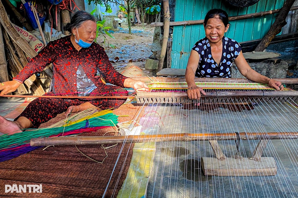 Khung dệt cuối cùng còn lách cách ở làng nghề chiếu cói Cẩm Nê - 1 Khung dệt cuối cùng còn lách cách ở làng nghề chiếu cói Cẩm Nê - 1