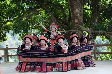 Vì sao bản người Mông - Sin Suối Hồ ngày càng “hút” khách du lịch?