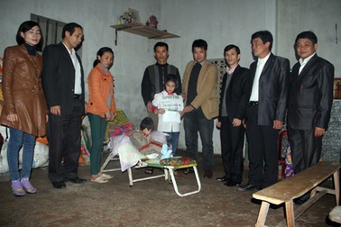 Trao hơn 34 triệu đồng đến bé lớp 3 chăm mẹ ung thư