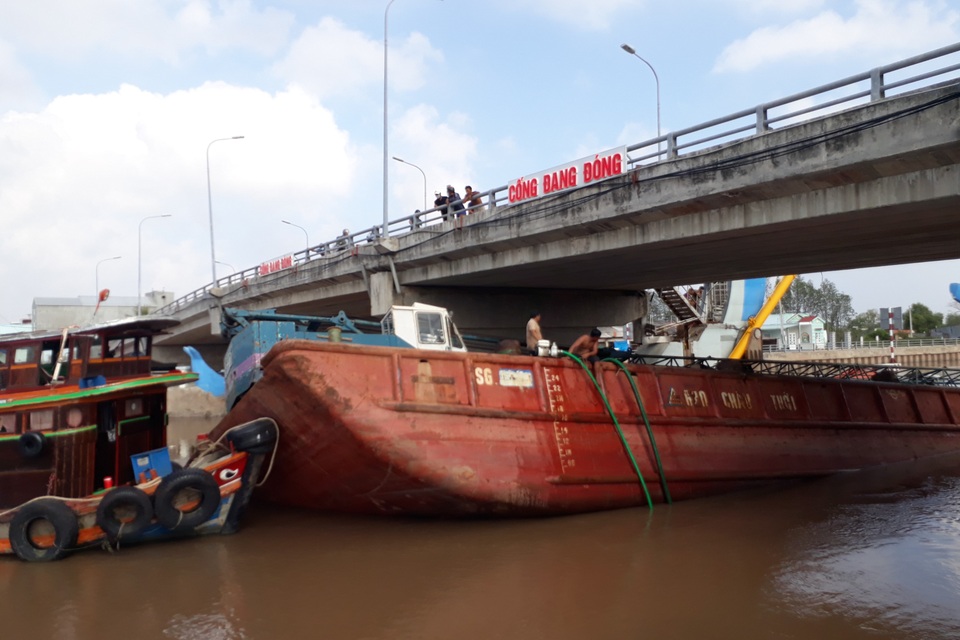 Sà lan hàng trăm tấn bị chìm khi cố chui qua cống chống ngập - 1 Sà lan hàng trăm tấn bị chìm khi cố chui qua cống chống ngập - 1