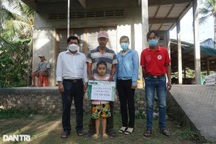 Trao gần 120  triệu đồng đến người đàn ông chăm vợ tai biến, con bệnh hiểm