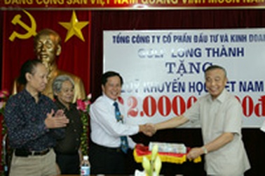 Công ty Golf Long Thành trao Quỹ Khuyến học Việt Nam 2 tỷ đồng 