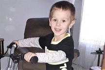 Nhờ làm bạn với gấu, bé 3 tuổi sống sót sau 3 ngày lạc trong rừng