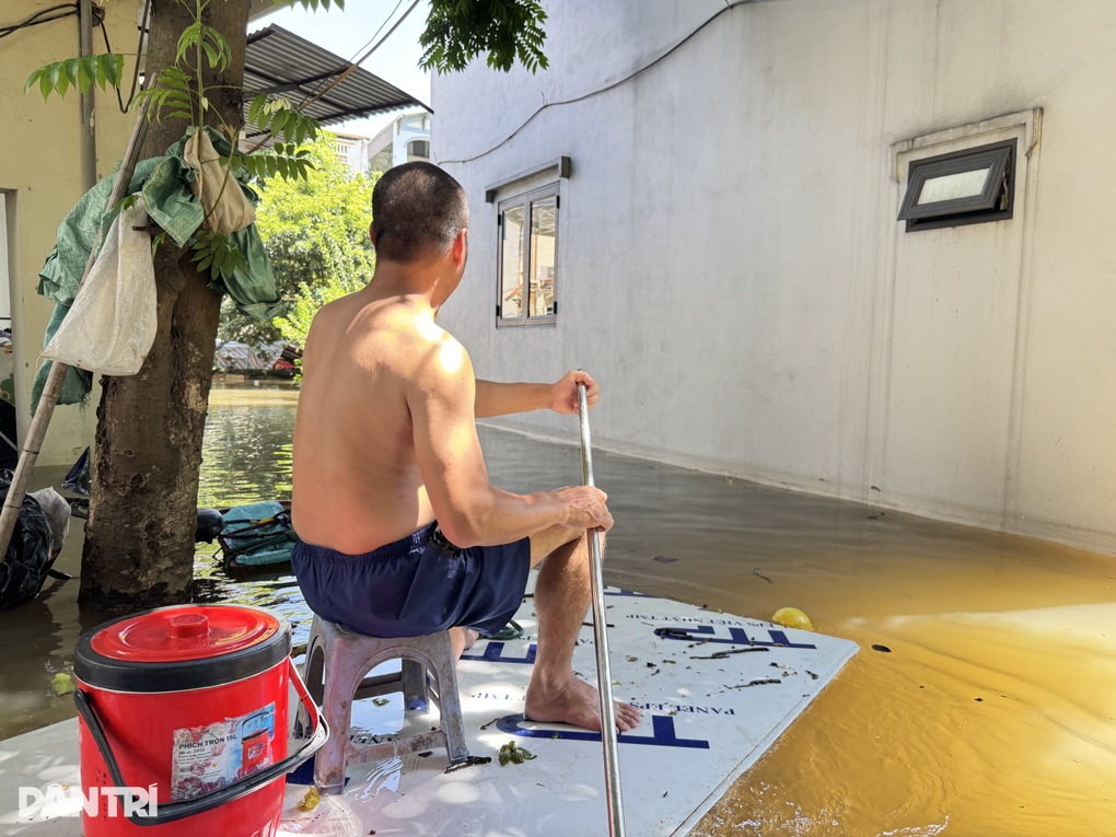 Nước ngập 5 ngày, người Hà Nội làm bè tự chế, chổi nhựa thành mái chèo - 5 Nước ngập 5 ngày, người Hà Nội làm bè tự chế, chổi nhựa thành mái chèo - 5