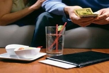 Có nên tiếp tục khi bạn trai “đo lọ nước mắm, đếm củ dưa hành”?