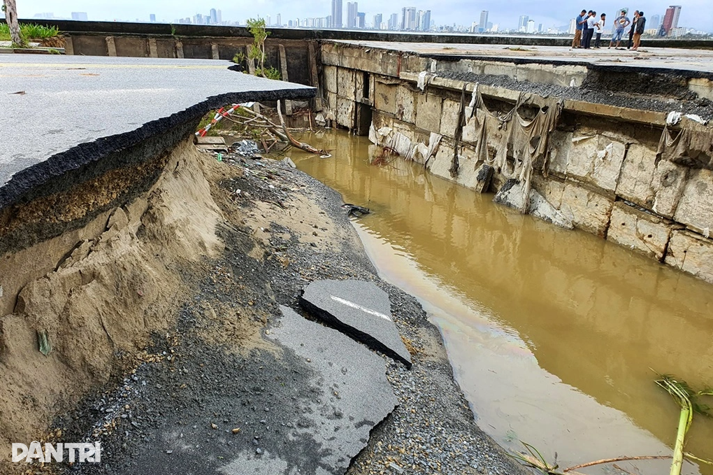 Lũ xé toạc đường ven biển Đà Nẵng - 5 Lũ xé toạc đường ven biển Đà Nẵng - 5