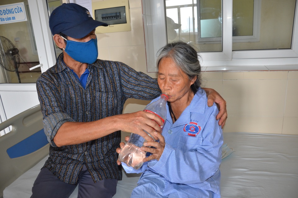 Mặc kệ cái chết, người mẹ nghèo chỉ lo con gái ngớ ngẩn đang mắc ung thư - 2 Mặc kệ cái chết, người mẹ nghèo chỉ lo con gái ngớ ngẩn đang mắc ung thư - 2