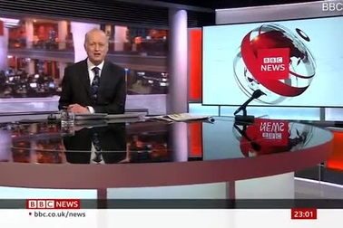 Bi hài MC mặc... "quần đùi" lên sóng