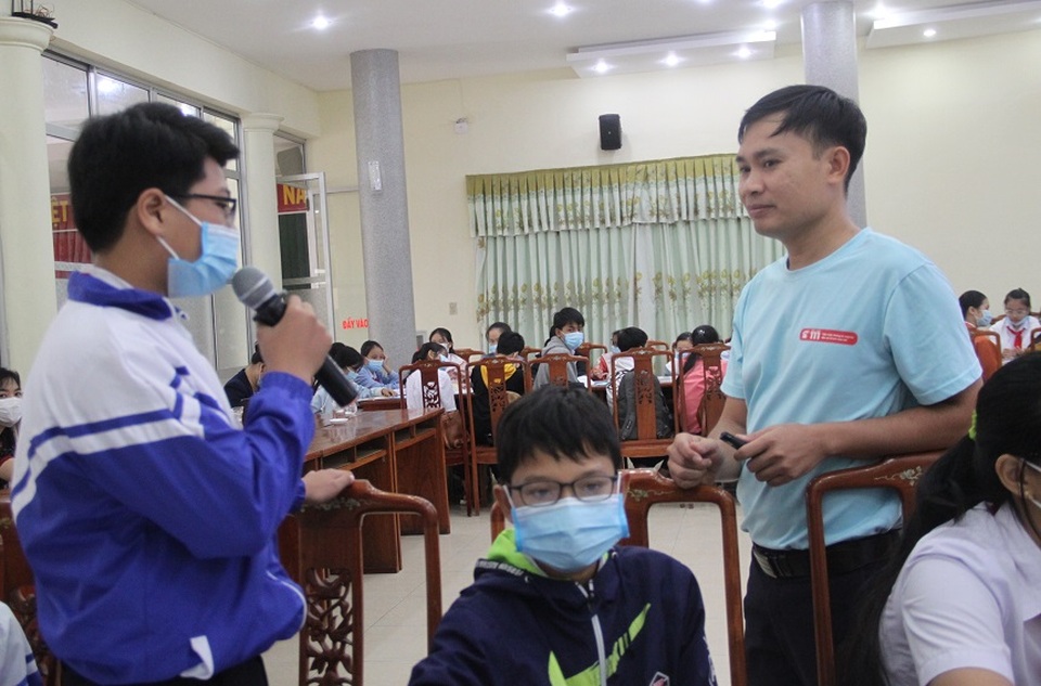 Học sinh trao đổi cởi mở về phòng chống xâm hại tình dục trẻ em - 2 Học sinh trao đổi cởi mở về phòng chống xâm hại tình dục trẻ em - 2