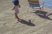 Dễ thương như bé lần đầu nhìn thấy cái bóng của mình