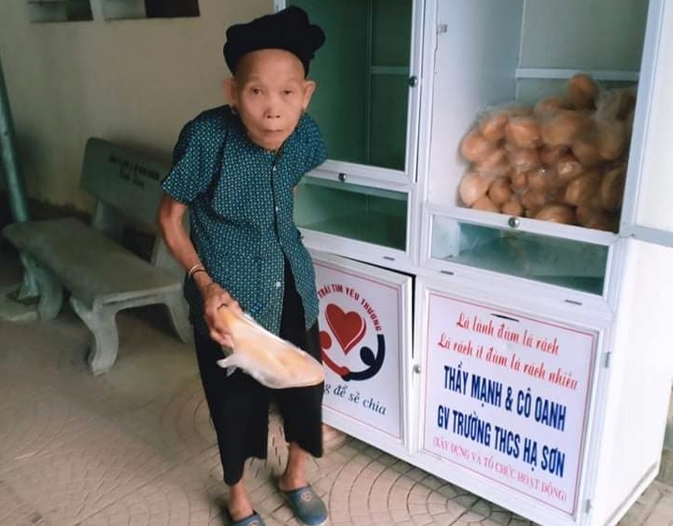 Góp tiền thưởng, nữ PV ở miền núi xây tủ bánh mỳ miễn phí cho người nghèo - 2 Góp tiền thưởng, nữ PV ở miền núi xây tủ bánh mỳ miễn phí cho người nghèo - 2