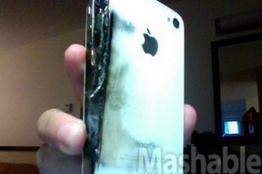 iPhone 4 lại bỗng nhiên bốc cháy và phát nổ