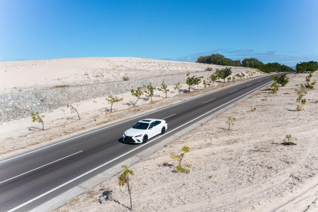 Lexus ES - Sự sang trọng thầm lặng được người thành công kiếm tìm - 5 Lexus ES - Sự sang trọng thầm lặng được người thành công kiếm tìm - 5