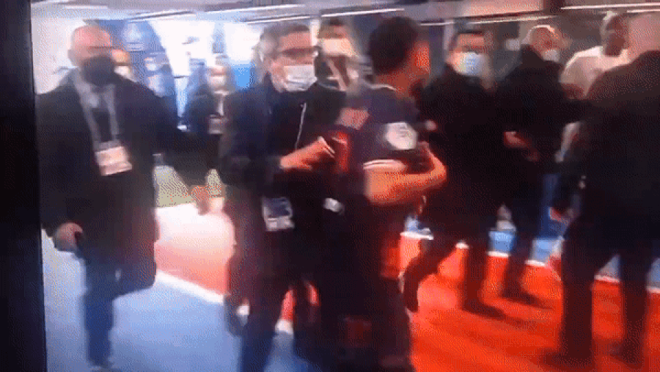 Neymar hành xử kiểu côn đồ, lao vào đòi đấm nhau với đối thủ - 2 Neymar hành xử kiểu côn đồ, lao vào đòi đấm nhau với đối thủ - 2