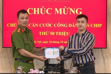 Nam thanh niên Hà Nội nhận chiếc thẻ CCCD gắn chip "quyền lực" thứ 50 triệu