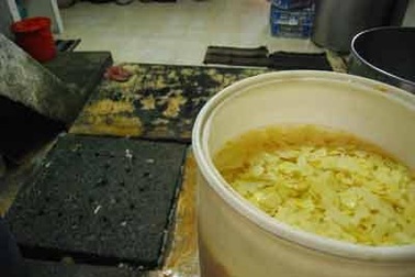 Nguyên liệu mứt Tết để cạnh nhà vệ sinh