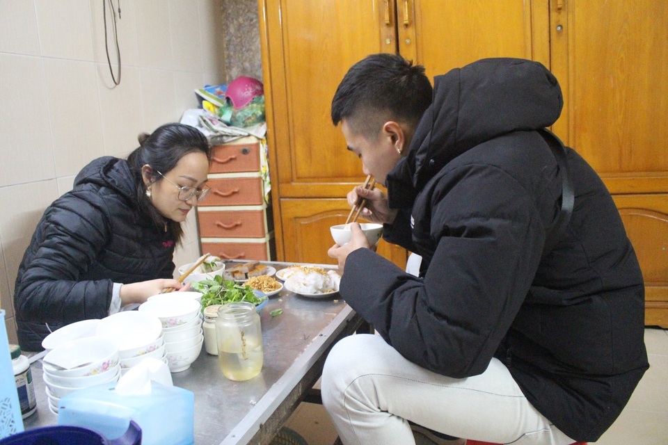 Hàng bánh cuốn kỳ lạ nhất Hà Nội: không biển hiệu, chỉ mở bán lúc nửa đêm - 6 Hàng bánh cuốn kỳ lạ nhất Hà Nội: không biển hiệu, chỉ mở bán lúc nửa đêm - 6