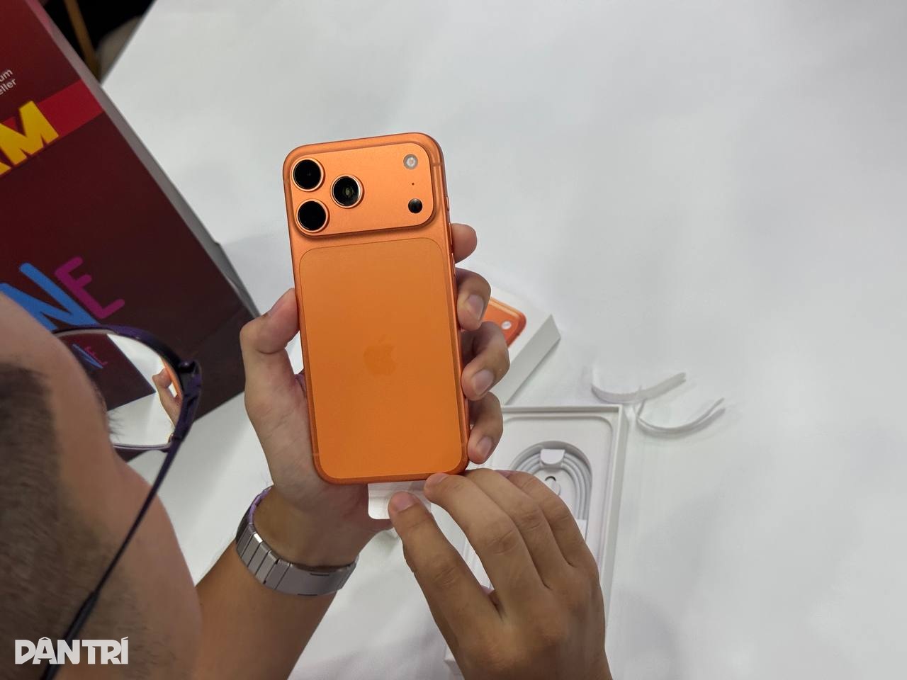 Người dùng mua iPhone 17 Pro Max tặng mẹ trong ngày đầu iPhone 17 lên kệ - 13