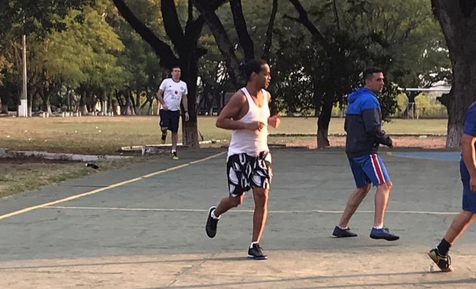 Ronaldinho ghi 5 bàn để vô địch giải futsal trong tù - 1 Ronaldinho ghi 5 bàn để vô địch giải futsal trong tù - 1