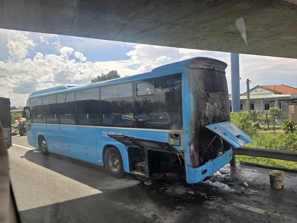 Xe khách giường nằm bốc cháy trên cao tốc TPHCM - Trung Lương - 1