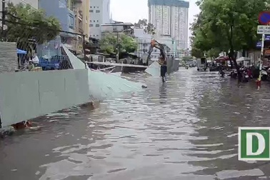 Sài Gòn ngập lênh láng sau trận mưa cực lớn