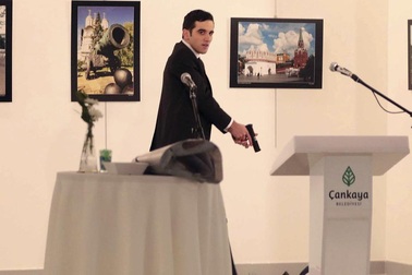 Phóng viên kể lại khoảnh khắc đối mặt tay súng ám sát Đại sứ Nga