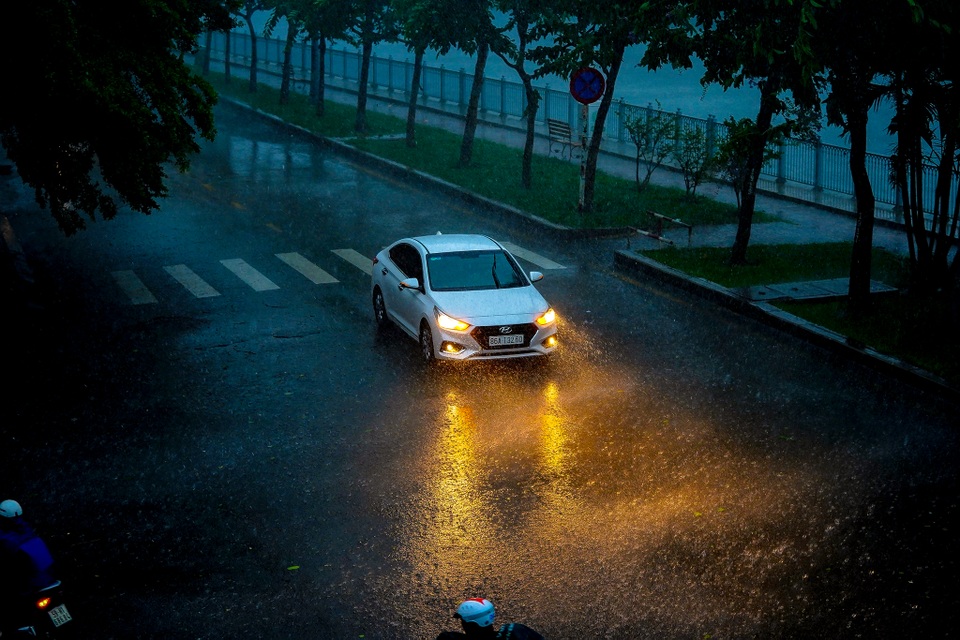 TPHCM: Đường phố sập tối trong cơn mưa lớn, người đi đường loạng quạng - 2