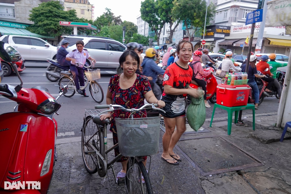 Hàng nước im lặng nuôi sống gia đình không nói, không nghe - 5 Hàng nước im lặng nuôi sống gia đình không nói, không nghe - 5