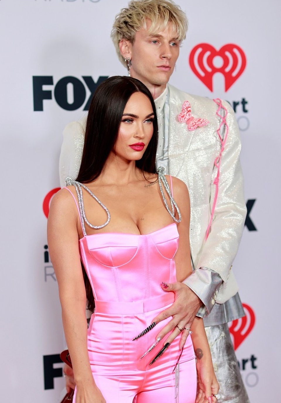 Megan Fox và Doja Cat bốc lửa dự lễ trao giải âm nhạc của Mỹ - 5 Megan Fox và Doja Cat bốc lửa dự lễ trao giải âm nhạc của Mỹ - 5