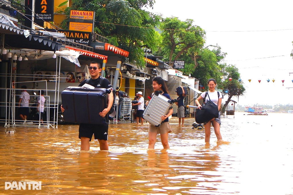 Hoi An turistái és lakosai küzdenek az árvíz elől - 3 Du khách và người dân Hội An lại vất vả chạy lũ - 3