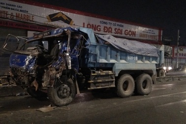 Xe tải “đấu đầu” xe ben, 2 tài xế mắc kẹt trong cabin