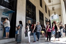 Sợ ngân hàng đóng cửa, người Hy Lạp đổ xô rút tiền