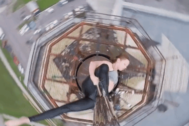 Sốc với khoảnh khắc vũ công múa cột trên nóc tòa nhà 16 tầng